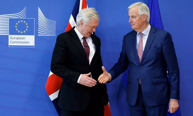 Bộ trưởng Anh phụ trách vấn đề Brexit David Davis bắt tay với Trưởng đoàn đàm phán của EU Michel Barnier. Ảnh: Reuters