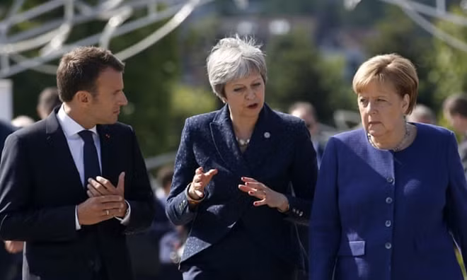 Thủ tướng Anh Theresa May dự kiến sẽ tìm kiếm sự ủng hộ từ phía Thủ tướng Đức Angela Merkel và Tổng thống Pháp Emmanuel Macron đối với việc gia hạn tiến trình Brexit. Ảnh: AP