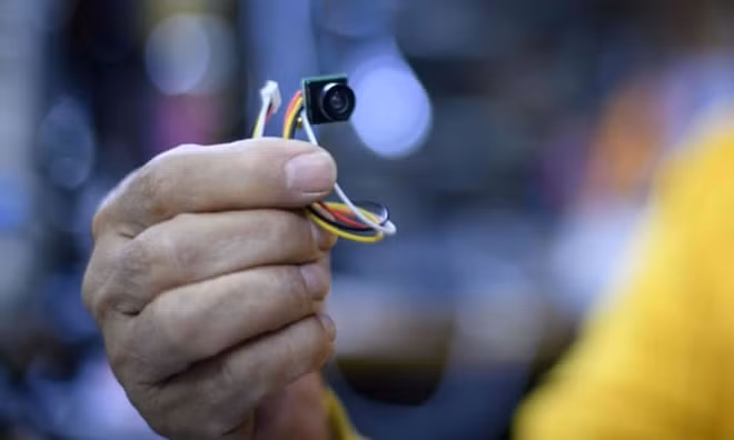 Chiếc camera ẩn được cung cấp tại phiên tòa. Ảnh: Getty