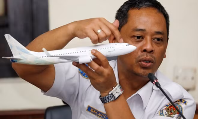 Ông Nurcahyo Utomo, trưởng ban An toàn Giao thông Quốc gia Indonesia (KNKT), đang giải thích về những gì đã xảy ra với chiếc máy bay JT610. Ảnh: Reuters
