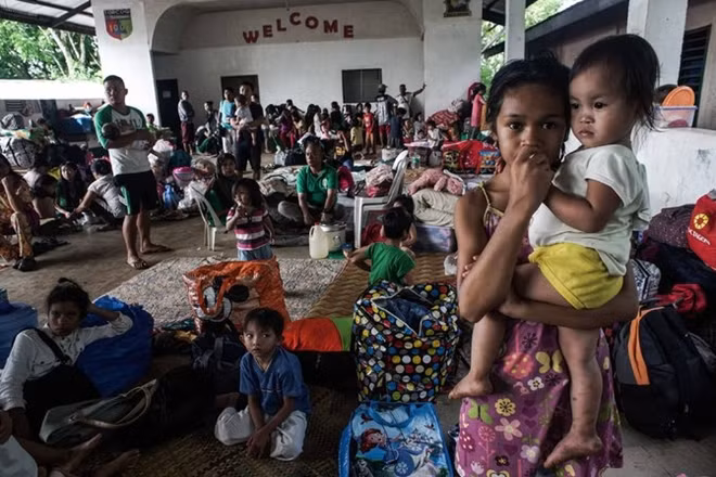 Hàng trăm dân thường gồm nhiều trẻ em đã phải bỏ trốn khỏi Marawi sau khi các khu phố tại đây bị phiến quân tấn công hôm 23-5. Hiện, hầu hết người dân đang được trú ẩn tại các khu doanh trại quân đội chính phủ. Ảnh: EPA
