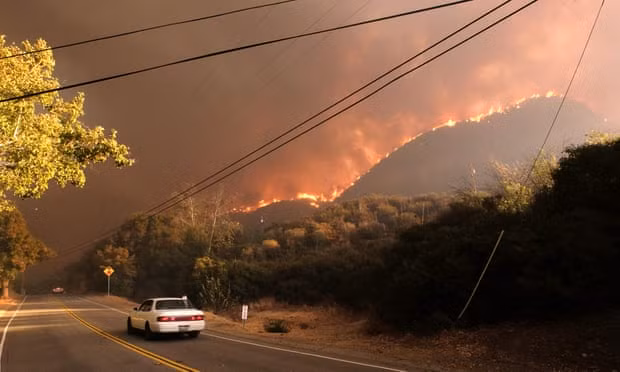 "Vành đai lửa'' chạy dọc những cánh rừng tại California. Ảnh: Getty