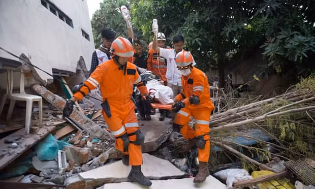 Không máy móc, thiếu hụt nhiều thiết bị, hầu hết công tác cứu hộ đều được thực hiện bằng tay không. "Chúng tôi đang nỗ lực hết sức. Thời gian vô cùng quan trọng để có thể cứu các nạn nhân", ông Muhammad Syaugi, người đứng đầu lực lượng cứu hộ và tìm kiếm Indonesia khẳng định. Ảnh: Getty Không máy móc, thiếu hụt nhiều thiết bị, hầu hết công tác cứu hộ đều được thực hiện bằng tay không. "Chúng tôi đang nỗ lực hết sức. Thời gian vô cùng quan trọng để có thể cứu các nạn nhân", ông Muhammad Syaugi, người đứng đầu lực lượng cứu hộ và tìm kiếm Indonesia khẳng định. Ảnh: Getty