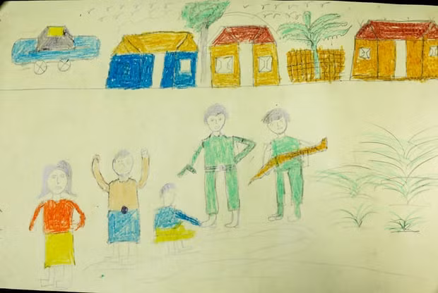 Bức tranh được một em bé 12 tuổi Rohingya vẽ lại, tái hiện lại cuộc trấn áp kinh hoàng một năm trước đây. Ảnh: Save The Children