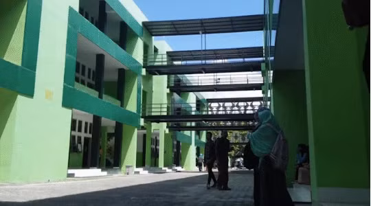 Một trường đại học tại Palu được khoác lên mình màu áo xanh mát dịu. Ảnh: Sky News