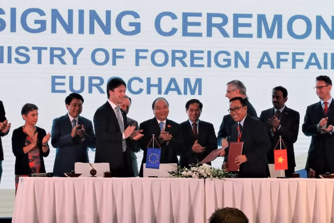 Lễ ký kết Bản ghi nhớ hợp tác giữa Bộ Ngoại giao và EuroCham trong khuôn khổ Hội nghị.