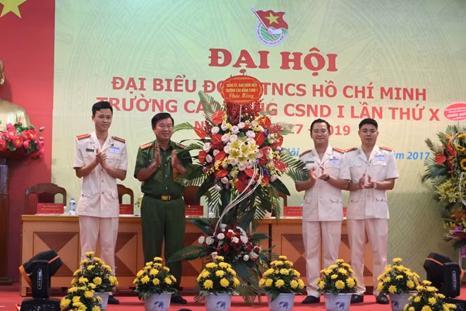 Đảng ủy, Ban giám hiệu Nhà trường tặng hoa chúc mừng đại hội.