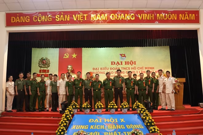 Đoàn chủ tịch chụp ảnh cùng các quý vị đại biểu tham dự đại hội.
