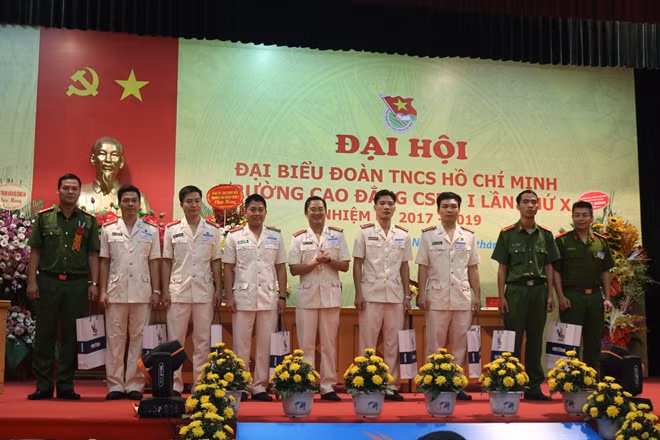 Ban chấp hành Đoàn trường tặng quà những đồng chí nguyên ủy viên BCH nhiệm kỳ 2014 - 2017