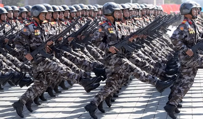 Các quân nhân của lực lượng quân đội Triều Tiên diễu hành qua lễ đài. Ảnh: TASS