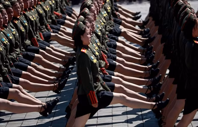 Đội hình nữ quân nhân xuất hiện nổi bật trong buổi duyệt binh. Ảnh: Reuters
