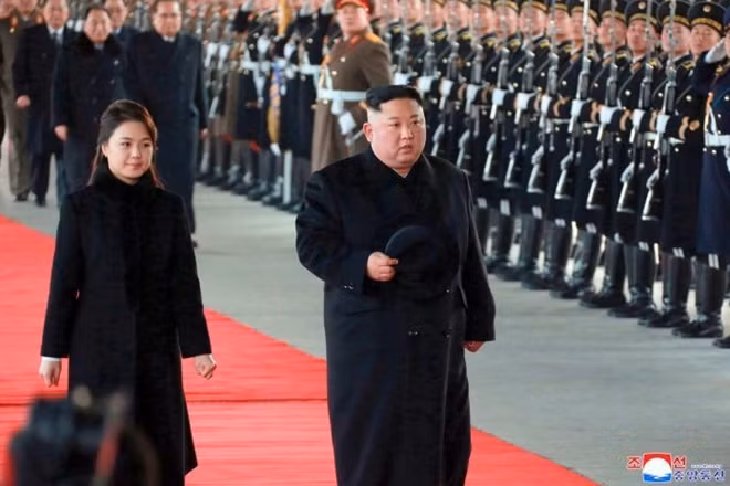 Nhà lãnh đạo Triều Tiên Kim Jong-Un và Phu nhân Ri Sol-ju dẫn đầu đoàn lãnh đạo cấp cao Triều Tiên tới thủ đô Bắc Kinh. Ảnh: KCNA