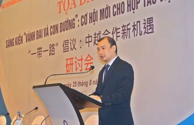 Tiến sĩ Lê Hải Bình, Phó Giám đốc Học viện Ngoại giao phát biểu khai mạc buổi Tọa đàm.