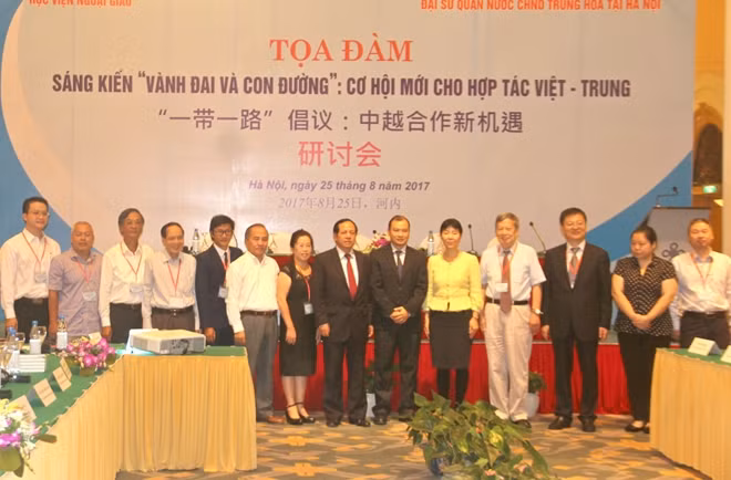 Các học giả chụp ảnh kỉ niệm.