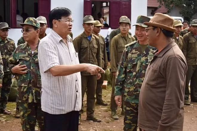 Thủ tướng Lào Thongloun Sishoulith trực tiếp đến thị sát và chỉ đạo công tác cứu hộ. Ảnh: ABC Laos