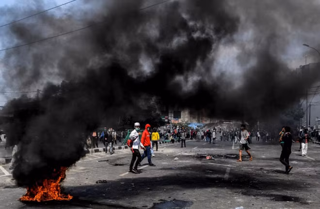 Những người biểu tình xuất hiện trên đường phố Jakarta. Ảnh: Reuters