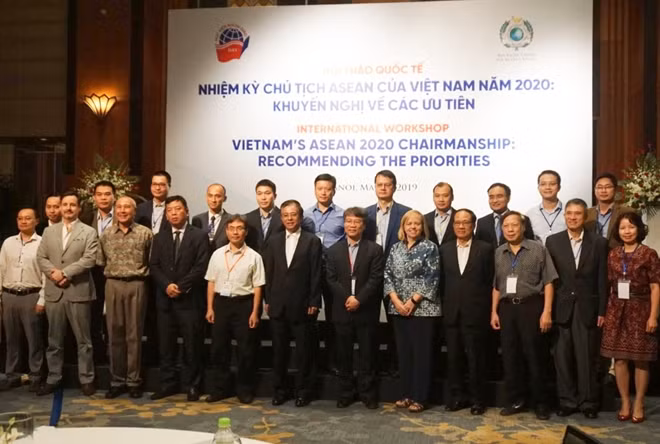 Các đại biểu tham dự hội thảo chụp ảnh chung.