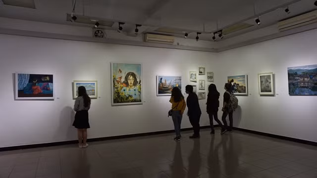 Triển lãm là thành quả của hơn 700 giờ chuẩn bị và sáng tác, với 100 tác phẩm ấp ủ bao kỷ niệm đẹp cùng những câu chuyện ý nghĩa, chạm tới trái tim người xem. Triển lãm là thành quả của hơn 700 giờ chuẩn bị và sáng tác, với 100 tác phẩm ấp ủ bao kỷ niệm đẹp cùng những câu chuyện ý nghĩa, chạm tới trái tim người xem.