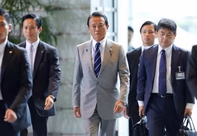 Phó Thủ tướng kiêm Bộ trưởng Tài chính Taro Aso có mặt tại Văn phòng Thủ tướng hôm 3-8. Ảnh: Reuters