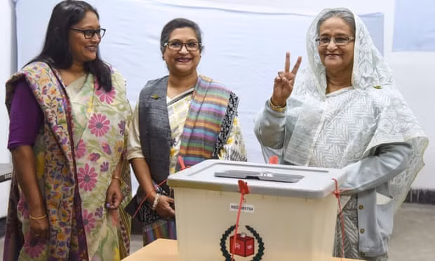 Thủ tướng Bangladesh Sheikh Hasina đi bỏ phiếu ngày 30-12. Ảnh: Getty