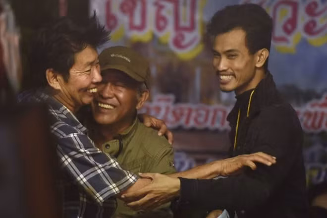Phụ huynh của các nạn nhân mất tích quá xúc động và mừng rỡ khi thấy hình ảnh của con trai mình trong clip. Ảnh: CNN