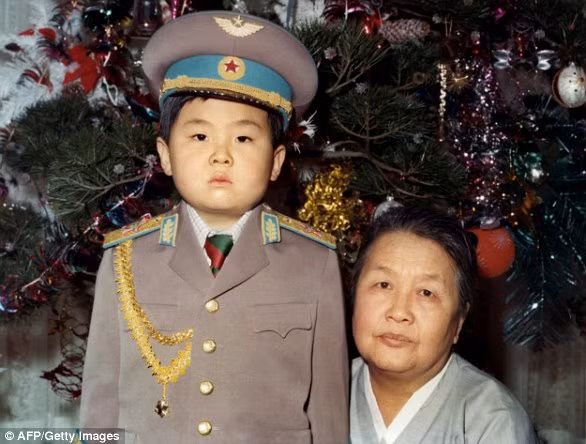 Một tấm ảnh hiếm hoi ông Kim Jong-nam chụp cùng bà ngoại của mình thuở thiếu thời. Ảnh: Getty Image