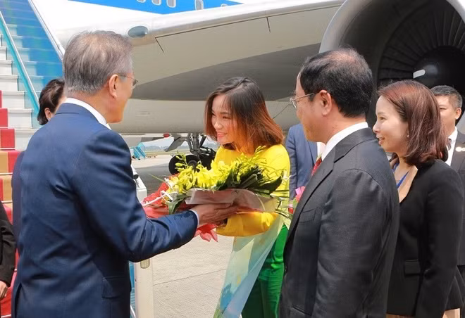Các quan chức Việt Nam đón Tổng thống Moon Jae-in và Phu nhân tại Sân bay Quốc tế Nội Bài.