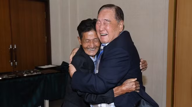 Với những gia đình được gặp lại, phút giây này là điều may mắn. Còn với hàng nghìn gia đình đang chờ đợi một cơ hội, thời gian dường như đang rút ngắn dần với họ, và họ sẽ chẳng thể biết liệu mình có thể được gặp lại người thân. Ảnh: BBC