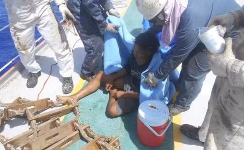 Khoảnh khắc chàng trai được các thủy thủ giải cứu. Ảnh: INDONESIAN CONSULATE GENERAL, OSAKA