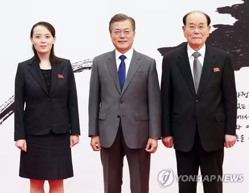 Chủ tịch Ủy ban thường vụ Hội đồng nhân dân tối cao Triều Tiên Kim Yong-nam, em gái nhà lãnh đạo Triều Tiên Kim Yo-jong chụp ảnh cùng Tổng thống Hàn Quốc Moon Jae-in. Anhe: Yonhap