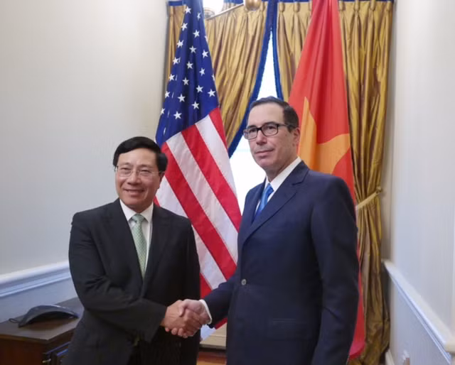 Phó Thủ tướng Phạm Bình Minh và Bộ trưởng Tài chính Steven Mnuchin.