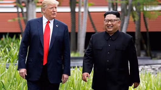 Nhà lãnh đạo Triều Tiên đi dạo cùng Tổng thống Mỹ. Ảnh: Reuters