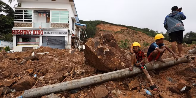 Người dân khu vực Mottama đau đớn nhìn nơi sống của mình bị đất đá vùi lấp sau mưa lớn. Ảnh: Reuters