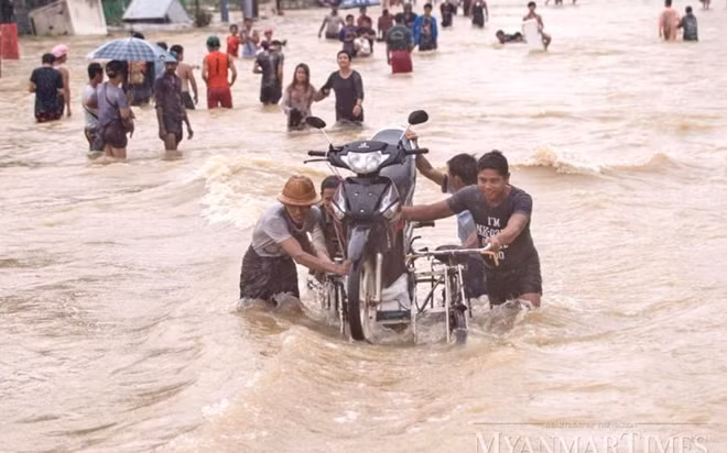 Mưa lớn đã diễn ra nhiều ngày qua tại các bang Mon, Karen và Kachin, trong đó bang Mon là khu vực chịu ảnh hưởng nặng nề hơn cả. Mưa lớn gây lũ lụt và sạt lở làm gián đoạn giao thông nghiêm trọng, nhiều cây cầu bị lũ cuốn trôi, nhiều tuyến đường bị phá hủy. Ảnh: Myanmar Times.