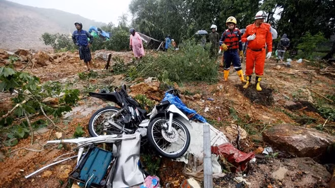 Than Htay, một người dân ở thị trấn Ye, cho biết nước đã dâng lên vòng eo của họ vào khoảng 2h sáng ngày 10-8. Trong sự sợ hãi, cô và các thành viên trong gia đình bắt đầu kêu cứu và bỏ chạy. Một chiếc thuyền cứu hộ đã kịp thời nghe thấy âm thanh vang lên từ căn nhà và đưa gia đình cô ra khỏi khu vực lũ lụt. Ảnh: Reuters