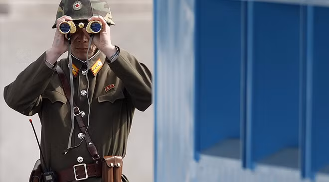 Một người lính Triều Tiên đang làm nhiệm vụ. Ảnh: Reuters