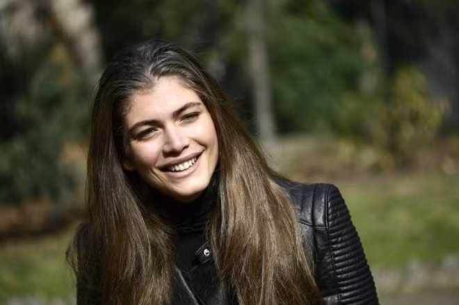 Chân dài Valentina Sampaio. Ảnh: Pink News