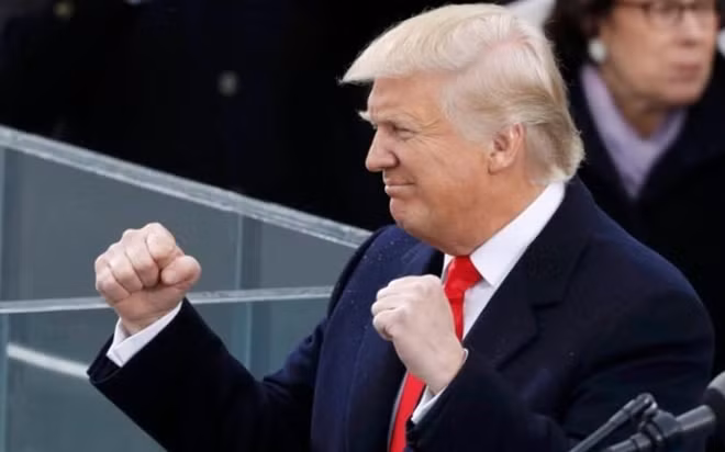 Ông Trump cùng những cử chỉ thể hiện quyết tâm cao độ trong buổi nhậm chức. Ảnh: Reuters