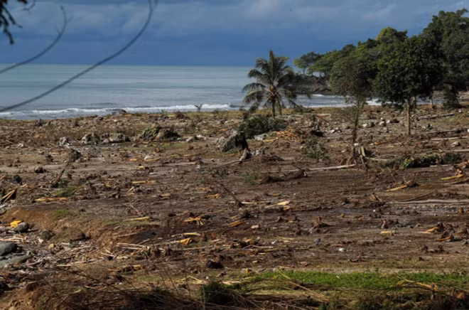 Bãi biển tại tỉnh Banten, Indonesia tan hoang sau thảm họa. Ảnh: Reuters