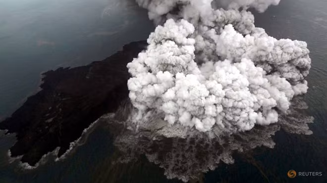 Hình ảnh núi lửa Anak Krakatoa tiếp tục phun trào sau khi trận sóng thần xảy ra. Ảnh: Reuters