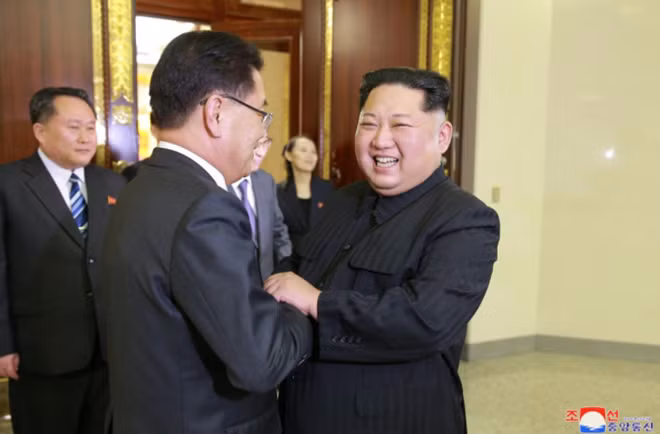 Nhà lãnh đạo Triều Tiên Kim Jong-un đã tổ chức một bữa tiệc tối đón đoàn của đặc phái viên của Tổng thống Hàn Quốc Moon Jae-in sang thăm. Ảnh: KCNA