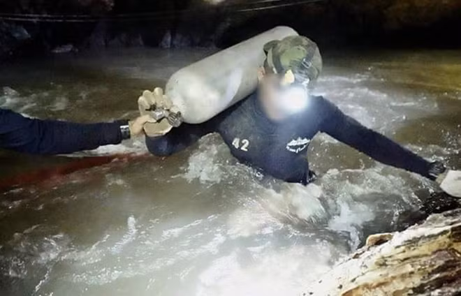 Vượt qua dòng nước lũ đục ngầu chảy siết, những thợ lặn quả cảm vẫn ngày đêm kiên trì vận chuyển các bình khí vào vị trí chủ chốt để phục vụ cho hành trình giải cứu 12 cầu thủ nhỉ và huấn luyện viên. Ảnh: SEAL