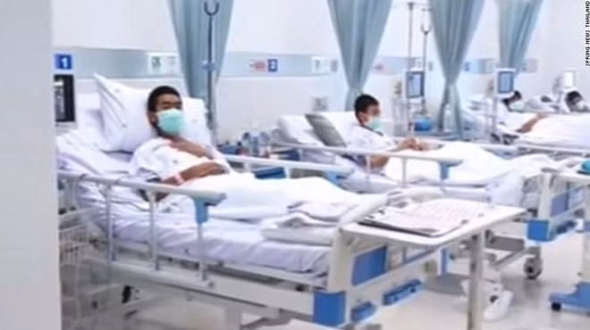 12 cậu bé và huấn luyện viên vẫn đang được điều trị trong phòng cách ly đặc biệt. Ảnh: CNN