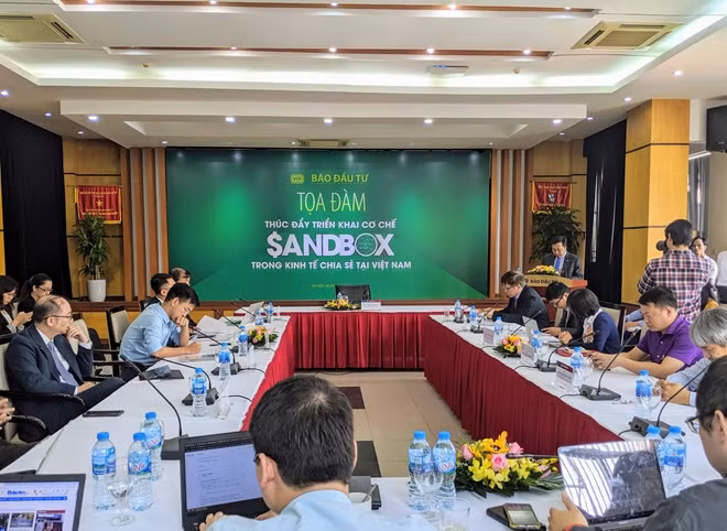 Các đại biểu thảo luận tại buổi tọa đàm.