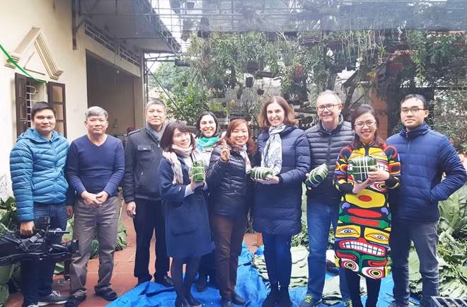 Thông qua việc gói bánh chưng ngày tết, vợ chồng Đại sứ vui mừng khi có cơ hội trải nghiệm một nét văn hóa truyền thống của người Việt, qua đó hiểu hơn về đất nước, con người Việt Nam.