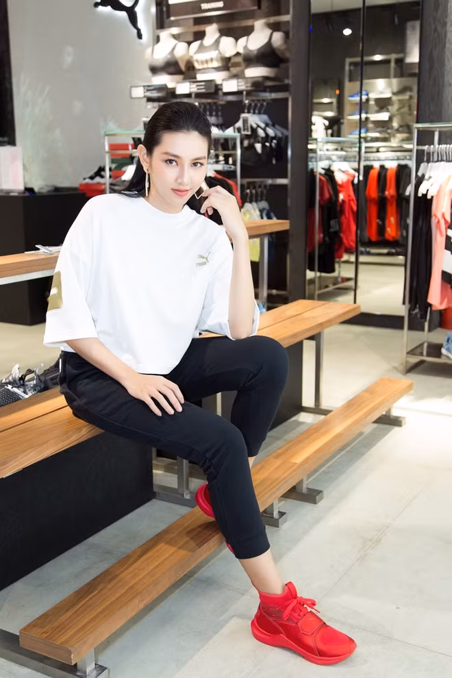 Trước đó, người đẹp chia sẻ cô sẽ trân trọng, cố gắng và nỗ lực hết mình để thể hiện bản lĩnh khi nhận được đề cử đại diện Việt Nam dự thi tại cuộc thi Miss international – Hoa hậu Quốc tế 2018.