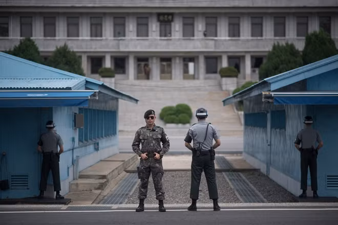 Binh sĩ đứng canh gác ở Khu vực phi quân sự DMZ. Ảnh: Foreign Policy