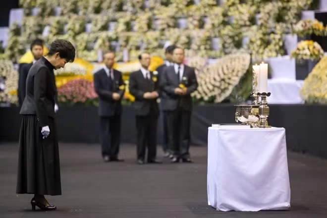 Ngày 16-4-2014, vụ chìm phà Sewol xảy khiến hơn 300 người thiệt mạng, trong đó chủ yếu là học sinh. Chính phủ của bà Park bị cho là đã chậm trễ trong việc đối phó với thảm họa. Người dân dần mất niềm tin vào vị nữ Tổng thống này. Ảnh: Cheong Wa Dae
