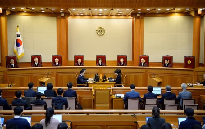 Sau 92 ngày luận tội kể từ 9-12 năm ngoái, hôm nay (10-3), Quyền Chánh án Tòa án Hiến pháp Lee Jung-mi đọc phán quyết tuyên bố giữ nguyên tội trạng của Tổng thống Park Geun-hye, điều này có nghĩa bà Park đã trở thành Tổng thống Hàn Quốc đầu tiên phải rời khỏi nhiệm sở trước khi kết thúc nhiệm kỳ kể từ khi nước này thiết lập nền dân chủ từ cuối những năm 80 của thế kỷ trước. Ảnh: Pinterest.