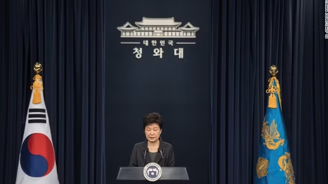 Ngày 4-11-2016, Tổng thống Park Geun-hye lần thứ hai xuất hiện trên truyền hình và lên tiếng xin lỗi, nói rằng bà sẽ chịu trách nhiệm nếu như bị phán xét là có tội. Ảnh: Getty Image